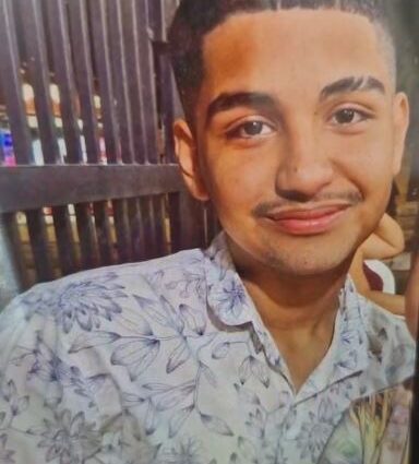 La víctima fue identificada como Luis Adrián Castro Cerquera, quien se encontraba en el patio de su vivienda.