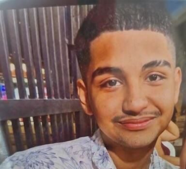 La víctima fue identificada como Luis Adrián Castro Cerquera, quien se encontraba en el patio de su vivienda.