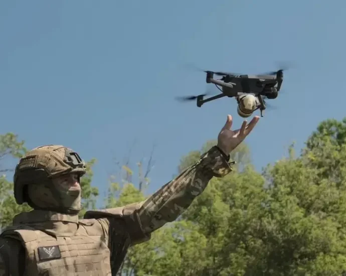 Estos drones están diseñados para operar sin depender de señales de radiofrecuencia, las cuales son susceptibles a bloqueos e interferencias.