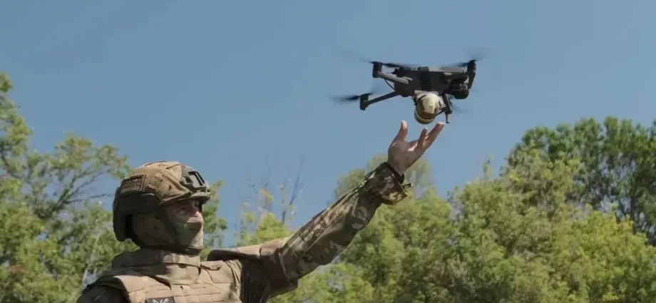 Estos drones están diseñados para operar sin depender de señales de radiofrecuencia, las cuales son susceptibles a bloqueos e interferencias.