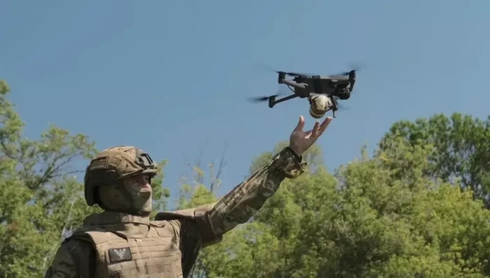 Estos drones están diseñados para operar sin depender de señales de radiofrecuencia, las cuales son susceptibles a bloqueos e interferencias.
