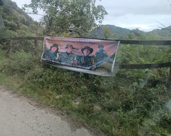 Hallan mensajes de grupos armados ilegales en la entrada de Santa María, Huila, generando preocupación entre los habitantes.