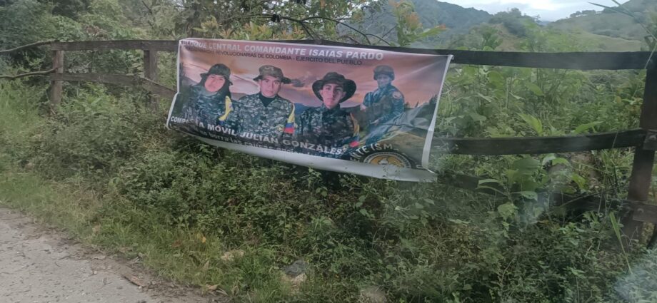 Hallan mensajes de grupos armados ilegales en la entrada de Santa María, Huila, generando preocupación entre los habitantes.