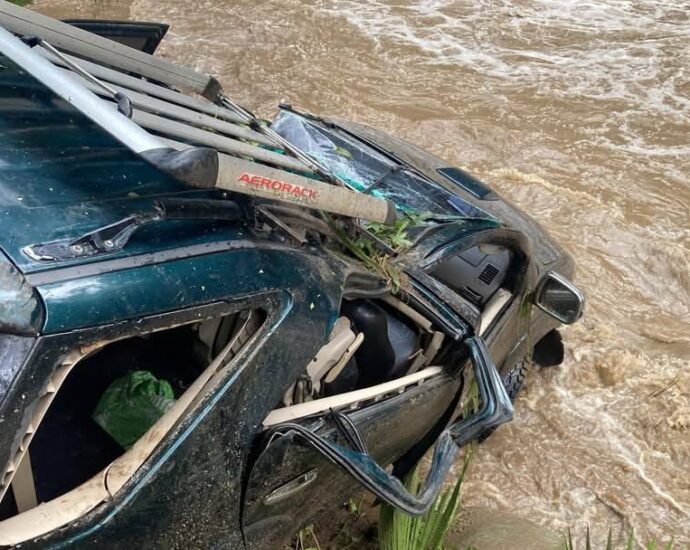 Una familia fue rescatada con vida tras ser arrastrada por un derrumbe en Santa María, Huila. El vehículo cayó más de 200 metros.