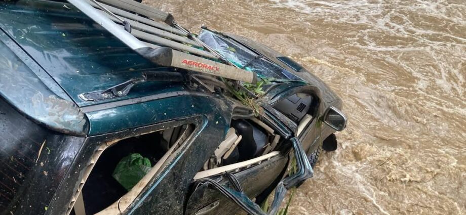 Una familia fue rescatada con vida tras ser arrastrada por un derrumbe en Santa María, Huila. El vehículo cayó más de 200 metros.