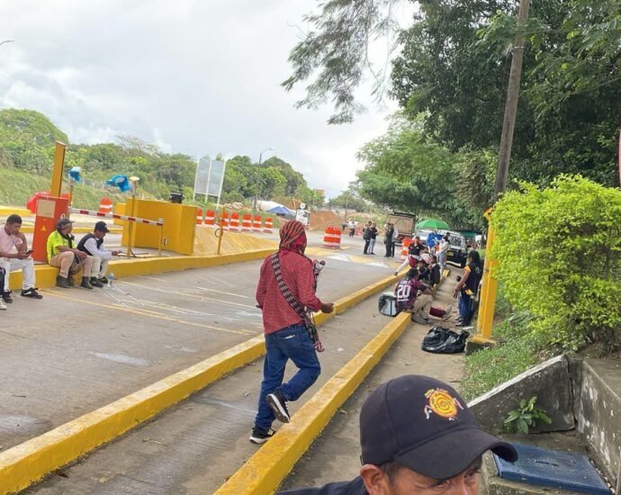 Comunidades indígenas protestan en el peaje Los Cauchos por incumplimientos del Gobierno.