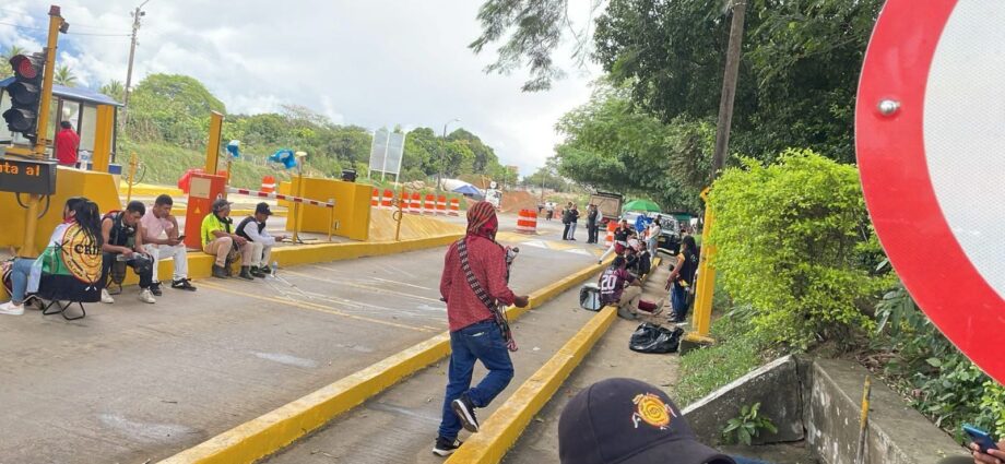Comunidades indígenas protestan en el peaje Los Cauchos por incumplimientos del Gobierno.