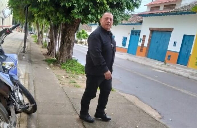 Oscar Perdomo se hace pasar por sacerdote en Yaguará sin autorización de la Diócesis. Iglesia alerta a la comunidad y autoridades investigan.