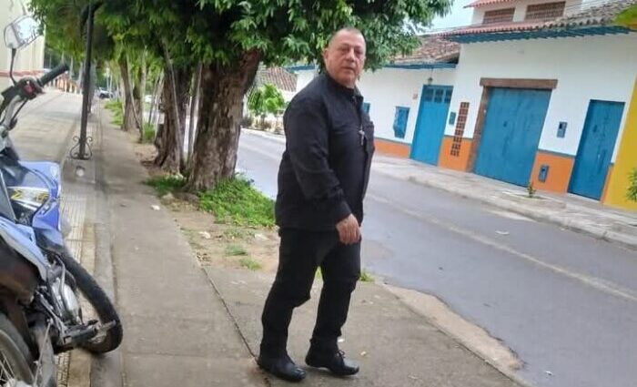 Oscar Perdomo se hace pasar por sacerdote en Yaguará sin autorización de la Diócesis. Iglesia alerta a la comunidad y autoridades investigan.