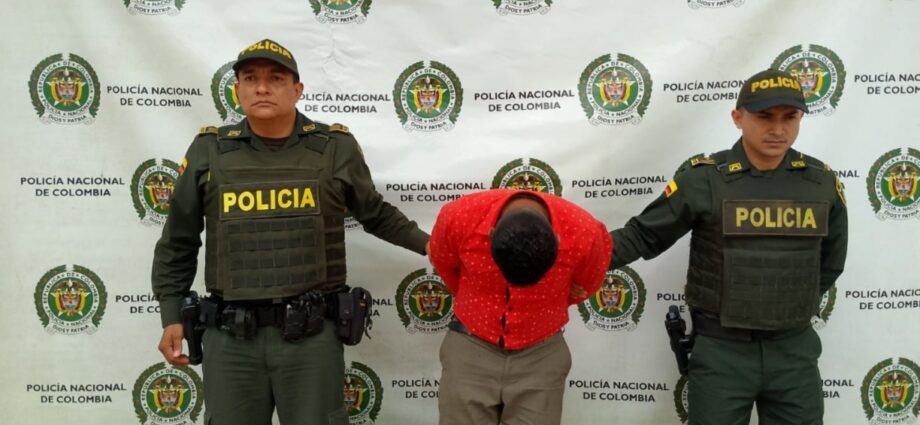 Un hombre fue detenido al ser acusado de abusar sexualmente de su hija. El juez impuso medida de aseguramiento en centro carcelario.