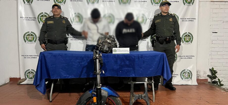 Dos hombres fueron capturados en Neiva con autopartes de motocicleta robadas. Las autoridades los acusan de receptación.