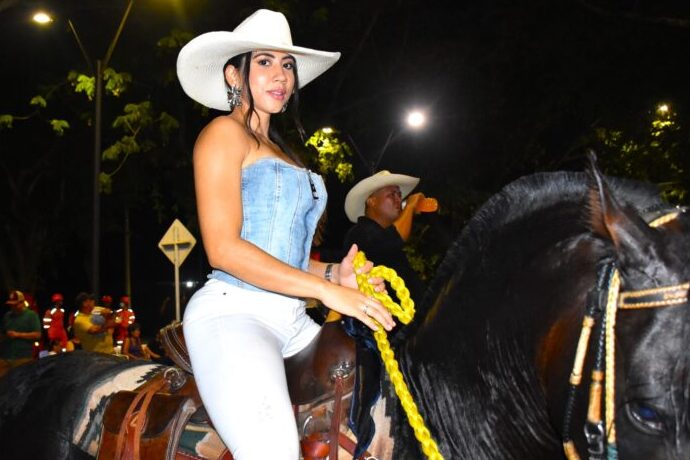 La Universidad Cooperativa en Neiva celebró la 20ª Gran Cabalgata, evento que marca el inicio de las festividades sampedrinas en Huila