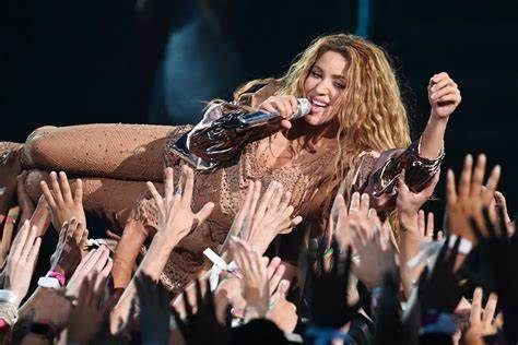 La gira "Las Mujeres Ya No Lloran World Tour" de Shakira enfrenta cancelaciones en Boston y Washington por fallas técnicas.