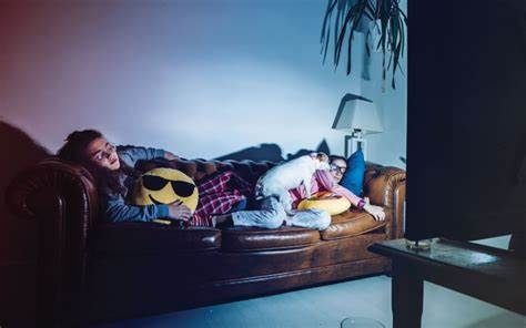 La luz y el ruido del televisor al dormir alteran el sueño y pueden aumentar riesgos de obesidad, enfermedades cardiovasculares y trastornos metabólicos.