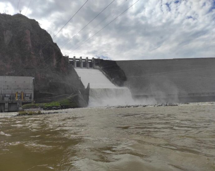 La Central Hidroeléctrica El Quimbo dio apertura a las compuertas para controlar el nivel del embalse, motivo a las intensas lluvias.