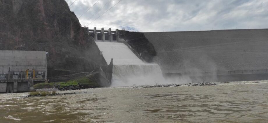 La Central Hidroeléctrica El Quimbo dio apertura a las compuertas para controlar el nivel del embalse, motivo a las intensas lluvias.