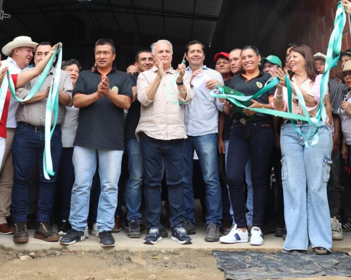La Asociación La Esperanza, estrena planta de secado de café con inversión conjunta que mejora la competitividad de 53 familias campesinas.