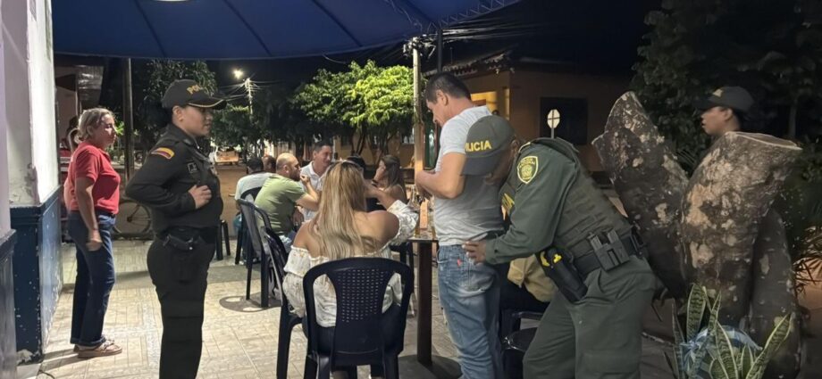 Durante el fin de semana, la Policía Nacional desplegó planes diferenciales de registro, control y verificación de antecedentes en Huila, logrando un importante balance operativo orientado a la contención del delito y la protección de la comunidad. Capturas y decomisos significativos Como resultado, 25 personas fueron capturadas, de las cuales 20 en flagrancia y 5 por orden judicial. Destacan las 8 capturas de individuos portando armas de fuego con posibles intenciones delictivas, en municipios como Pitalito, El Agrado, San Agustín, Hobo e Isnos. Además, se incautaron más de 135 armas blancas —entre machetes, cuchillos y navajas— y 3 armas traumáticas, con lo cual se previenen riesgos para la convivencia ciudadana. Prevención de conflictos y recuperación de bienes La Policía impuso 18 comparendos relacionados con riñas, amenazas y agresiones físicas. También se recuperaron 3 motocicletas, 4 celulares y se retiraron cerca de 100 dosis de estupefacientes, contribuyendo a la lucha contra el microtráfico. Compromiso permanente con la seguridad El teniente coronel Carlos Harvey Sierra resaltó que en lo que va del año se han incautado más de 130 armas de fuego, aumentando un 21% respecto al año anterior, lo que demuestra el compromiso policial con la protección de la vida y el patrimonio de los huilenses.