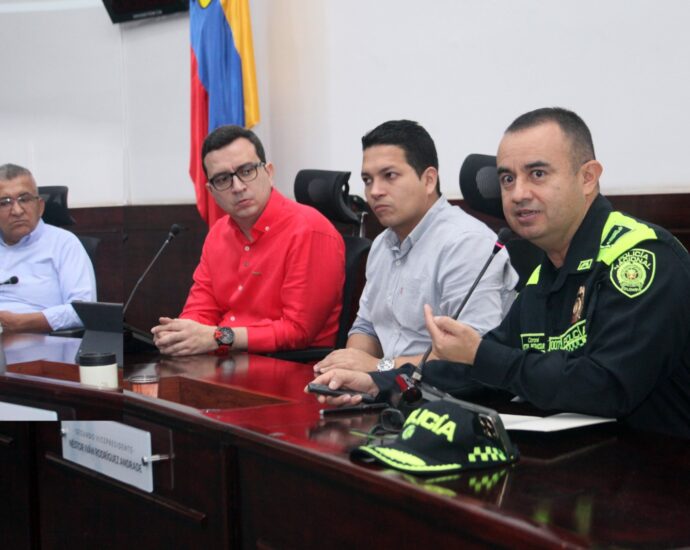 La Policía Metropolitana de Neiva presenta el plan estratégico para reforzar la seguridad de San Pedro, con controles estrictos.