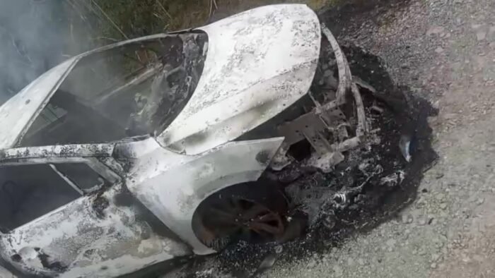 Hallan vehículo incinerado con posibles restos humanos en zona rural de Cajibío