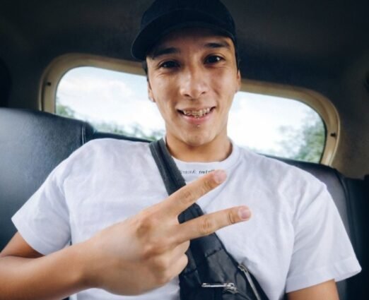 Un joven estrellado por carro fantasma permanece en estado crítico en la unidad de cuidados intensivos del Hospital Departamental San Vicente de Paúl, en el municipio de Garzón. Se trata de Jonathan Estiven Castro Boyacá, de 27 años, quien fue arrollado el pasado miércoles 8 de abril sobre la Avenida Circunvalar, en un hecho que hoy genera indignación. 🚨 GRAVE ESTADO DE SALUD Tras el impacto, el joven estrellado por carro fantasma fue trasladado de urgencia a un centro médico, donde ha sido sometido a dos cirugías. De acuerdo con sus allegados, presenta múltiples fracturas y politraumatismos que lo mantienen en condición delicada y bajo estricta vigilancia médica. Su estado sigue siendo reservado mientras los especialistas evalúan su evolución. 🔎 BUSCAN AL RESPONSABLE El conductor implicado huyó del lugar sin prestar ayuda, lo que ha sido catalogado como un caso de carro fantasma. La familia del joven estrellado por carro fantasma hace un llamado a la ciudadanía para que aporte cualquier información que permita identificar el vehículo involucrado. ⚠️ HISTORIA QUE CONMUEVE Jonathan Estiven es oriundo de Bogotá y había llegado a Garzón en busca de oportunidades laborales, desempeñándose como ayudante de un vehículo repartidor de encomiendas. Hoy, su familia enfrenta momentos de angustia, mientras clama por justicia y espera su recuperación.