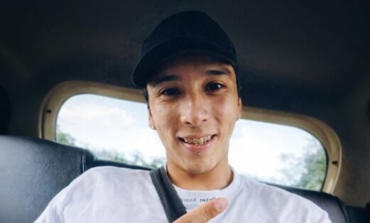 Un joven estrellado por carro fantasma permanece en estado crítico en la unidad de cuidados intensivos del Hospital Departamental San Vicente de Paúl, en el municipio de Garzón. Se trata de Jonathan Estiven Castro Boyacá, de 27 años, quien fue arrollado el pasado miércoles 8 de abril sobre la Avenida Circunvalar, en un hecho que hoy genera indignación. 🚨 GRAVE ESTADO DE SALUD Tras el impacto, el joven estrellado por carro fantasma fue trasladado de urgencia a un centro médico, donde ha sido sometido a dos cirugías. De acuerdo con sus allegados, presenta múltiples fracturas y politraumatismos que lo mantienen en condición delicada y bajo estricta vigilancia médica. Su estado sigue siendo reservado mientras los especialistas evalúan su evolución. 🔎 BUSCAN AL RESPONSABLE El conductor implicado huyó del lugar sin prestar ayuda, lo que ha sido catalogado como un caso de carro fantasma. La familia del joven estrellado por carro fantasma hace un llamado a la ciudadanía para que aporte cualquier información que permita identificar el vehículo involucrado. ⚠️ HISTORIA QUE CONMUEVE Jonathan Estiven es oriundo de Bogotá y había llegado a Garzón en busca de oportunidades laborales, desempeñándose como ayudante de un vehículo repartidor de encomiendas. Hoy, su familia enfrenta momentos de angustia, mientras clama por justicia y espera su recuperación.