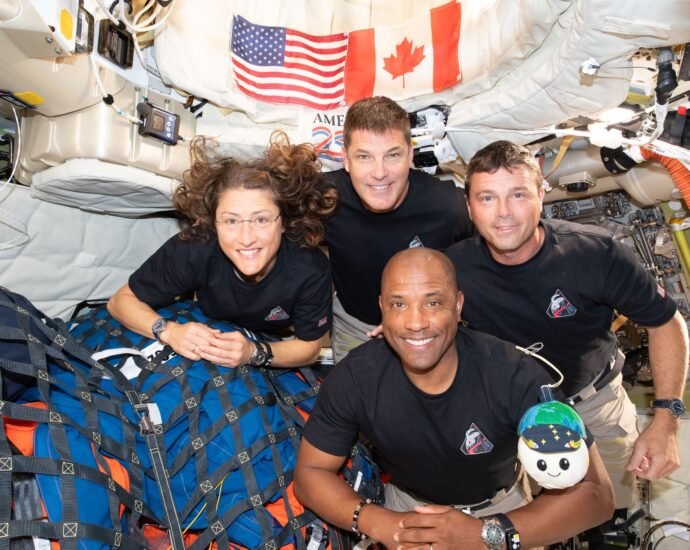 Artemis II regresa a la Tierra tras 10 días alrededor de la Luna, con amerizaje exitoso en el Océano Pacífico.