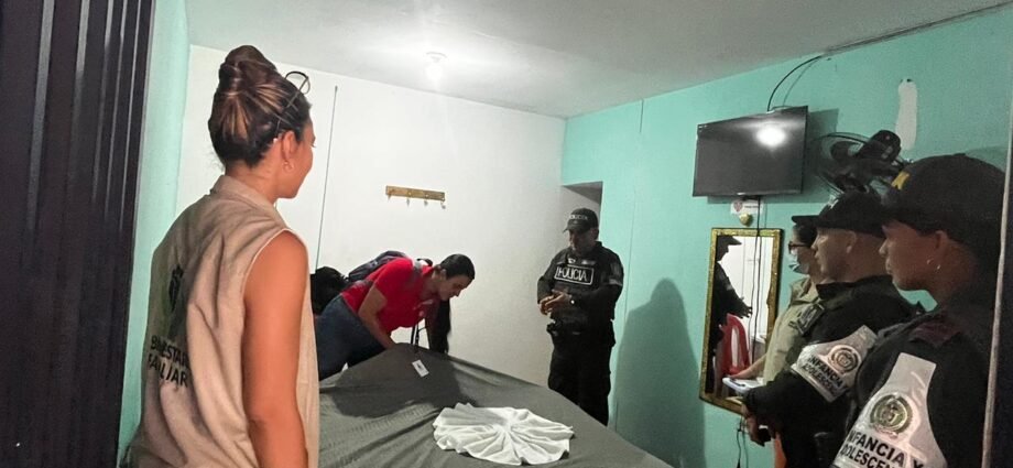 Las autoridades intensificaron los controles a prestadores turísticos en Florencia y lograron la suspensión de un establecimiento por incumplir la normatividad vigente. El operativo lo lideró la Policía Nacional, a través del grupo de Protección al Turismo y Patrimonio Nacional y el grupo de Protección a la Infancia y Adolescencia, en articulación con otras instituciones. Las acciones buscaron verificar el cumplimiento de los requisitos legales y fortalecer la seguridad en el sector turístico. Durante la intervención, los uniformados identificaron irregularidades en un establecimiento ubicado en el barrio Atalaya, por lo que procedieron a suspender de manera temporal su actividad económica. Además de la medida, las autoridades realizaron jornadas de sensibilización dirigidas a administradores y empleados. En estos espacios, insistieron en la importancia de prevenir la explotación sexual comercial de niños, niñas y adolescentes, así como de denunciar cualquier situación sospechosa. El operativo se desarrolló bajo la dirección del coronel César Yovany Pinzón Higuera, quien reiteró el compromiso institucional con la protección de la infancia y el fortalecimiento de un turismo responsable. La Policía hizo un llamado a la ciudadanía para que reporte cualquier hecho que ponga en riesgo a menores de edad, a través de las líneas oficiales, con el fin de actuar de manera oportuna.