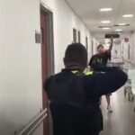 Hombre armado en hospital de Cali generó momentos de tensión al enfrentar a la Policía con machetes y hachas.