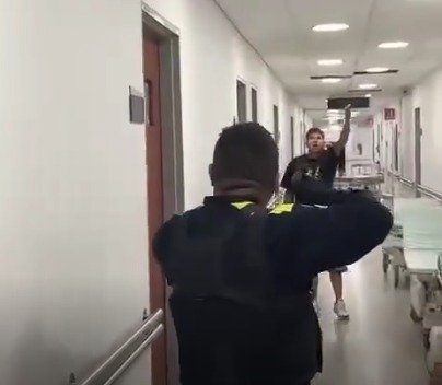 Hombre armado en hospital de Cali generó momentos de tensión al enfrentar a la Policía con machetes y hachas.