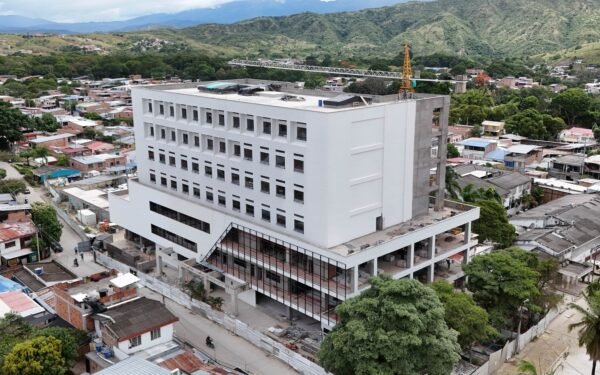 Avanza construcción del nuevo hospital de Garzón