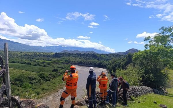 Continúa búsqueda de hombre caído en tarabita en La Plata
