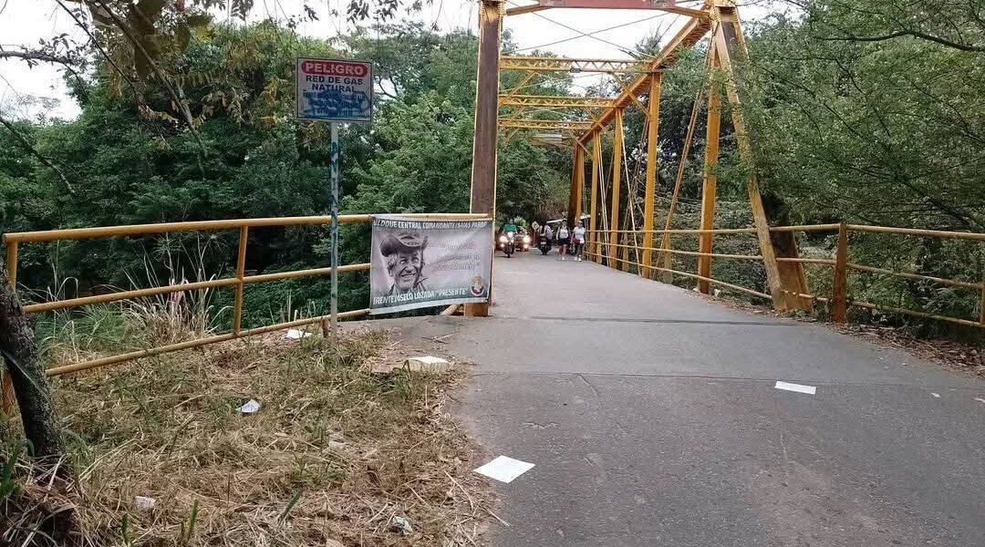 Aparecen pancartas de disidencias de las Farc en Rivera