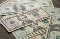 Dólar frenó caída y subió en Colombia