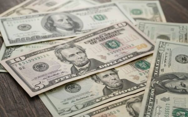 Dólar frenó caída y subió en Colombia