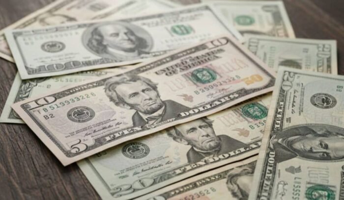 Dólar frenó caída y subió en Colombia