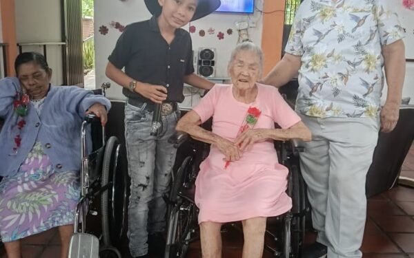 El Rancherito Huilense llevó serenata a abuelitas en Hobo