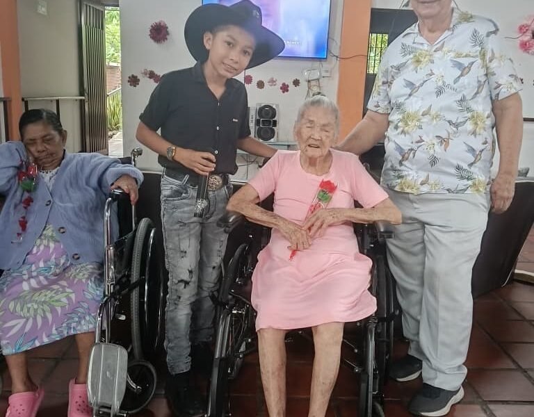 El Rancherito Huilense llevó serenata a abuelitas en Hobo