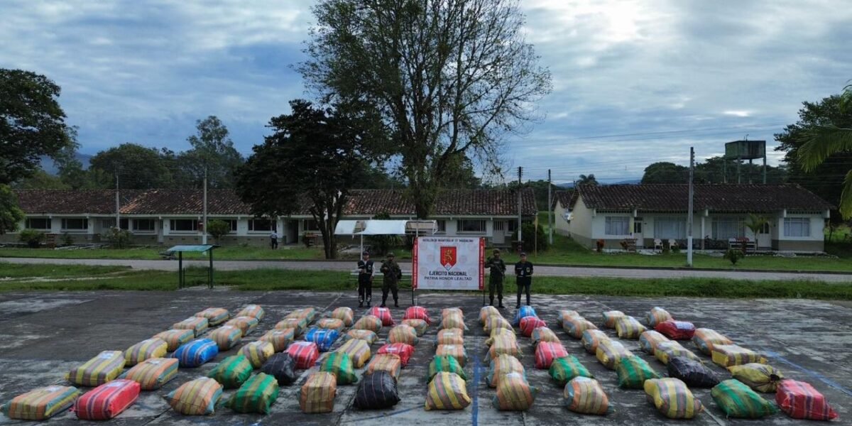 Ejército decomisa mercancía ilegal en vías del sur del Huila