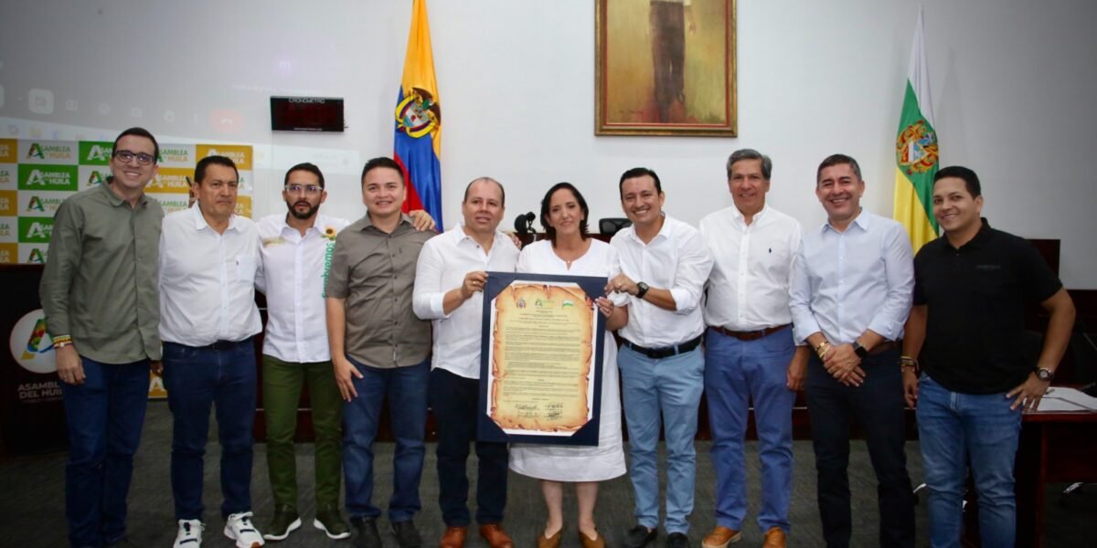 Asamblea exalta liderazgo de mujeres huilenses
