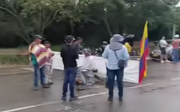 Bloquean vía al occidente del Huila por incumplimientos