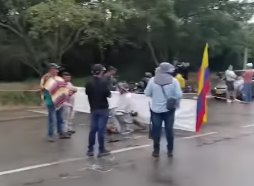 Bloquean vía al occidente del Huila por incumplimientos