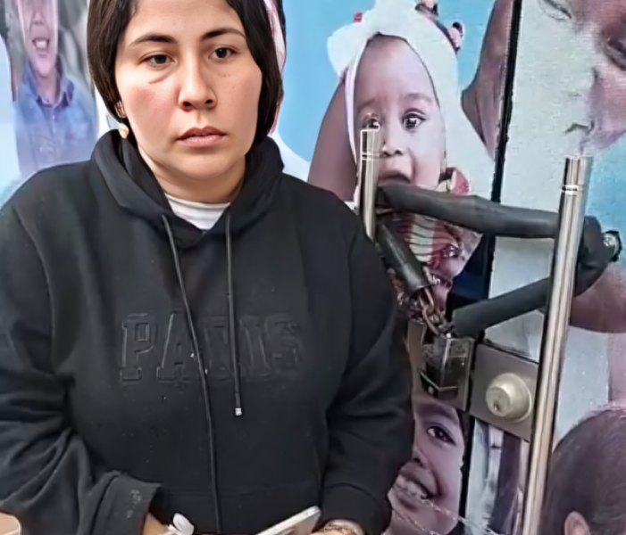 Madre se encadena en EPS por su hijo enfermo