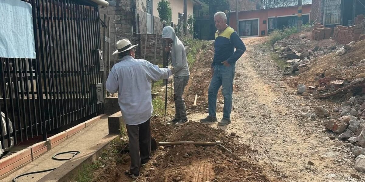 Tras 40 años vecinos arreglan calle abandonada en Neiva