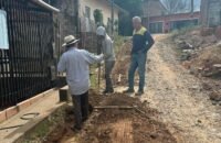 Tras 40 años vecinos arreglan calle abandonada en Neiva