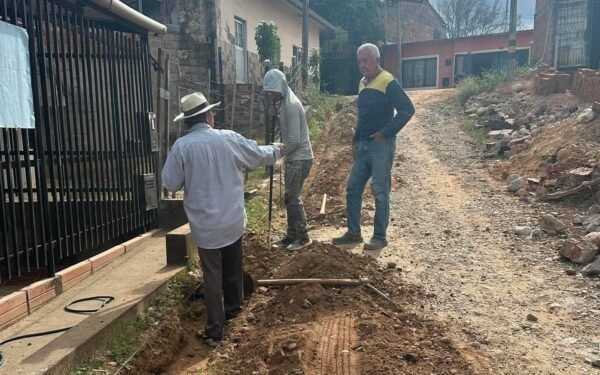 Tras 40 años vecinos arreglan calle abandonada en Neiva