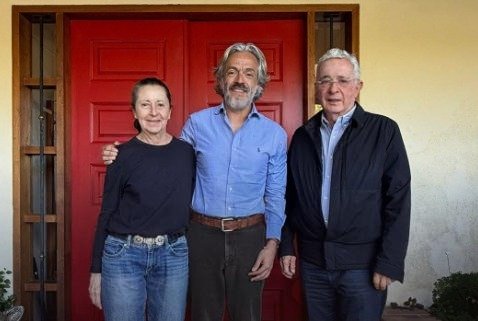Uribe mueve fichas y se reúne con Juan Daniel Oviedo