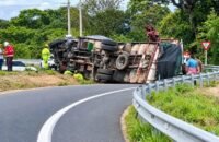 Tractocamión se volcó en Campoalegre