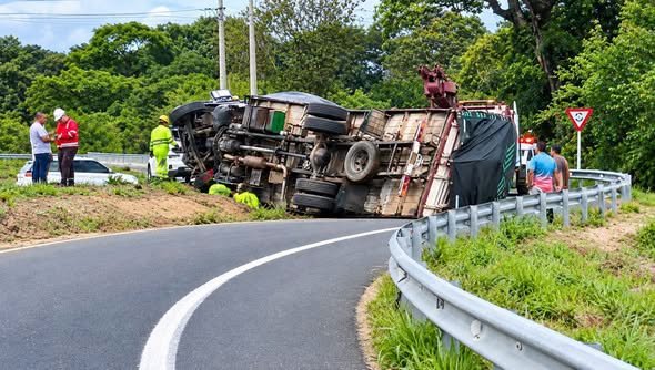 Tractocamión se volcó en Campoalegre