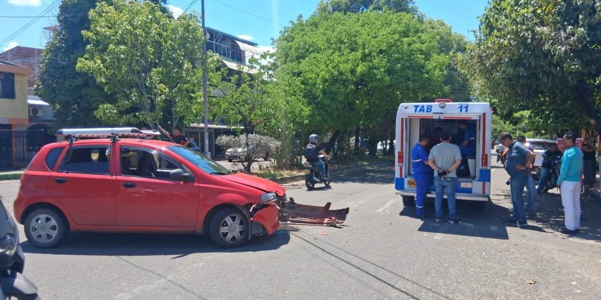 Accidente entre moto y carro en Neiva dejó un herido